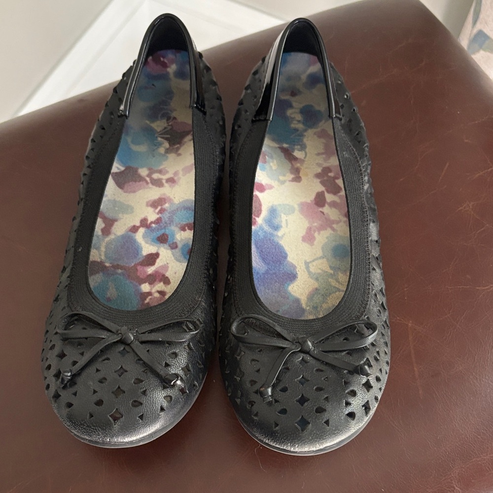 Vionic Black Women's Ballet Flats size 6